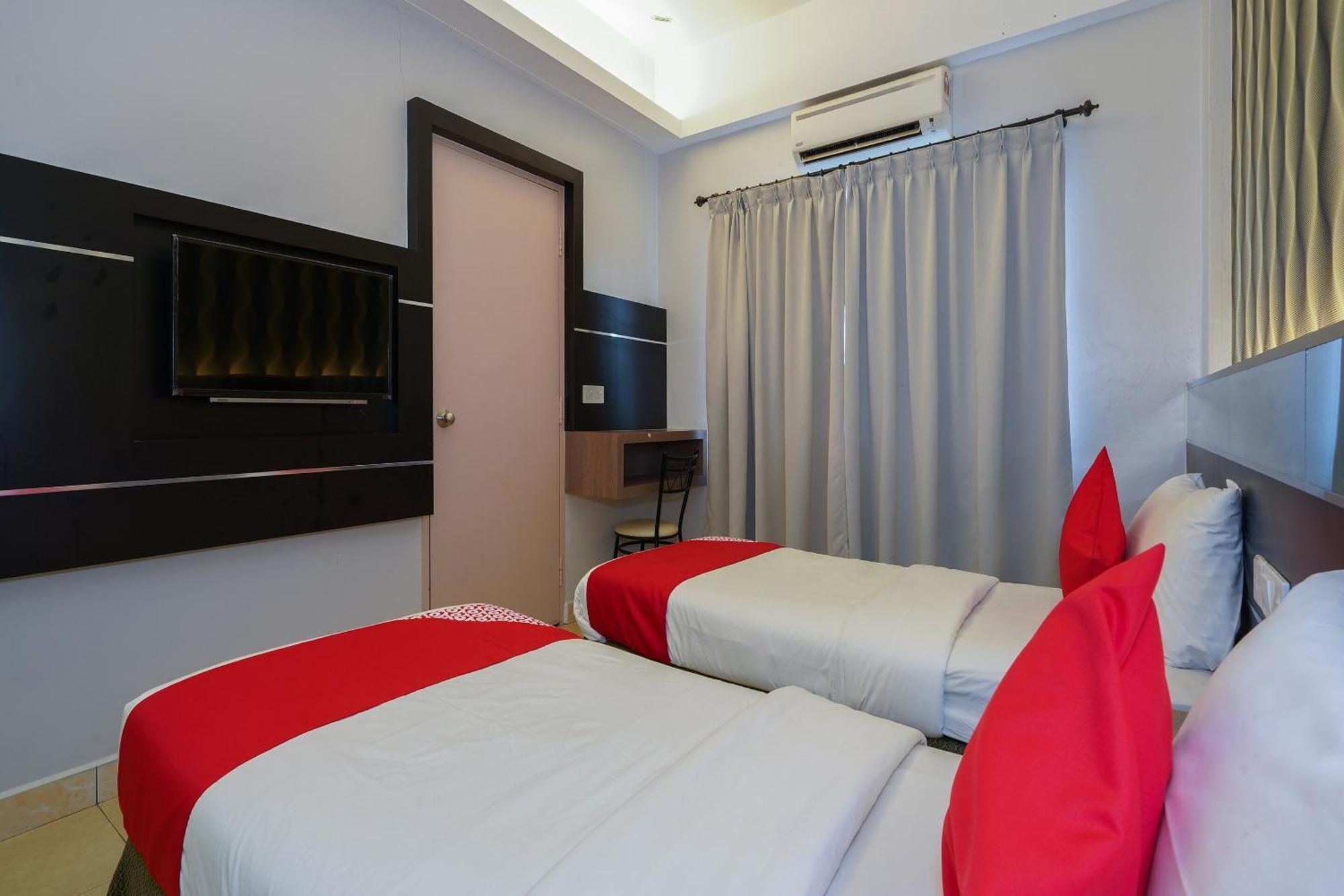 Hotel O Hotel Orchard Inn Lumut Exterior photo